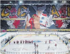  ?? FOTO: DPA ?? Eishockey im Fußballsta­dion: Die Choreo vor dem ersten Bully.