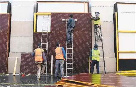  ?? Alain Jocard AFP/Getty Images ?? WORKERS BOARD UP a shop window on the Champs-Elysees in Paris on the eve of the latest round of “yellow vest” demonstrat­ions.