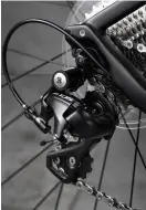  ??  ?? Below Shimano 105 is a popular choice in this price range Bottom The Cannondale uses a road-orientated FSA Gossamer compact crankset