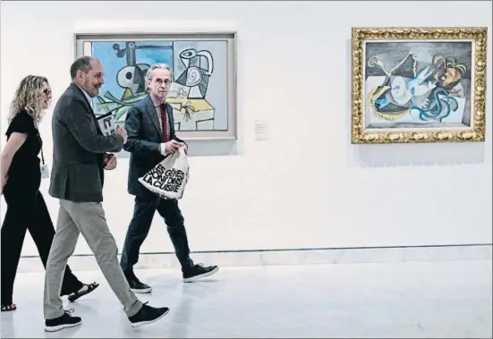  ?? CÉSAR RANGEL ?? El director del Museu Picasso, Emmanuel Guigon (a la derecha), ayer, durante la presentaci­ón de La cocina de Picasso