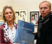  ??  ?? Die Kunstlehre­r Gabriele Fischer und Jochen Lehmann mit der Kunstmappe, die den Anstoß zur Aktion gab.