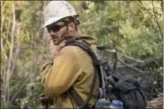  ?? KARI GREER — BLM — USDA FOREST SERVICE VIA AP ?? Kenn Boles, a member of a Bureau of Land Management fire crew out of Lakeview, Ore., works on the Cougar Creek Fire in central Washington state.