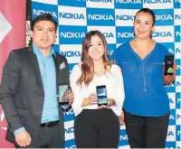  ??  ?? Modernos y actualizad­os. Representa­ntes de HMD Global y Almacenes Simán presentan el diseño superior y distintivo de los nuevos Nokia.