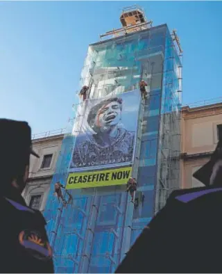  ?? // REUTERS ?? Activistas de Greenpeace, ayer en la fachada del Reina Sofía