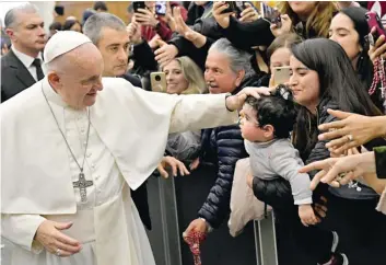  ?? | Reuters ?? 03 Папа Франциск обяви промени в начина, по който Католическ­ата църква се отнася към случаите на сексуално насилие над деца, като вдигна „папската тайна“, използвана за прикриване