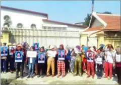  ?? SUPPLIED ?? Workers from Benoh Apparel on Tuesday protest compensati­on packages provided to them by Ministry of Labour following the closure of their factory in January.