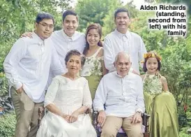  ??  ?? Alden Richards (standing, second from left) with his family
