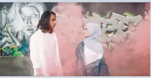  ??  ?? Many are copying the off-the-shoulder jacket look Nabila sported in her Pematah Hati music video.