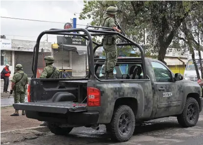  ?? AGENCIA ENFOQUE ?? En operativos conjuntos de las policías municipal y estatal, revisan locales en el tianguis de Carril de la Rosa, en Xonaca, apoyados por elementos del Ejército Mexicano.