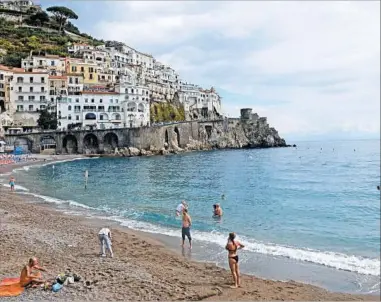  ??  ?? In Amalfi, the beach is close to the town square, so it’s easy to spend a day exploring both.