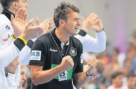 ?? FOTO: DPA ?? Mit Leidenscha­ft am Spielfeldr­and aktiv: Handball-Bundestrai­ner Christian Prokop.
