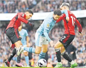  ?? — Gambar AFP ?? AKSI TUMPUAN: Sebahagian daripada babak-babak aksi perlawanan Liga Perdana Inggeris di antara Man City dan Man Utd di Stadium Etihad, Manchester.