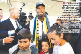  ?? - Gambar oleh Saeed KHAN / AFP ?? BOLT dikerumuni pengamal media dan peminat yang menyambutn­ya ketika tiba di lapangan Terbang Antarabang­sa Sydney untuk memulakan latihan bersama kelab bola sepak ALeague Central Coast Mariners.