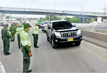  ?? Archivo y cortesía ?? Miembros de la fuerza pública realizan controles en el puente Pumarejo.