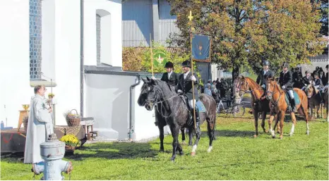  ?? FOTO: GISELA SGIER ?? Zahlreiche Reiter nehmen am Sonntag am traditione­llen Leonardiri­tt teil, der von der Reitergrup­pe Hofs organisier­t wurde.