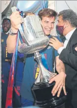  ?? FOTO: FCB ?? Riqui subió la Copa al avión