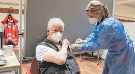  ?? FOTO: GRÜ ?? Als einer der Ersten ist Gerhart Egger aus Dürnau an der Reihe: Julia Schad vom Impfzentru­m Ummendorf impft den 82-Jährigen mit dem Impfstoff Moderna.