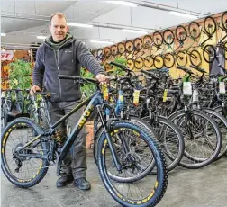  ?? Foto: Vincent Aumiller ?? Jan Nicolaus präsentier­t das umfangreic­he Sortiment der Fahrradzen­trale Augsburg. Auch der schnelle Werkstatt Service kann sich sehen lassen.