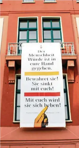  ??  ?? Mit dem Plakat an der Rathausfas­sade erinnert die Stadt Rudolstadt an den . November. Hinter den Mauern werden künftig mehr Mitarbeite­r beschäftig­t sein. Foto: Heike Enzian