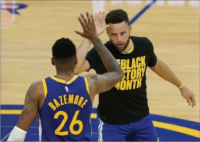  ?? PHOTOS BY JEFF CHIU — THE ASSOCIATED PRESS ?? Warriors forward Kent Bazemore (26) is congratula­ted by Stephen Curry during Monday’s game against the Nuggets in San Francisco.