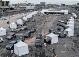  ??  ?? AFP / CHET STRANGE
Vacunación en las afueras de un estadio de béisbol en Denver (Colorado). ((