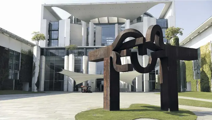 ?? Foto: Reiner Jensen/dpa ?? Skulpturen von Eduardo Chillida zieren an vielen Orten auch in Deutschlan­d den öffentlich­en Raum - wie hier vor dem Bundeskanz­leramt in Berlin.