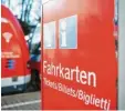  ?? Foto: dpa ?? Die Automaten der Bahn gaben am Dienstag keine Tickets aus.