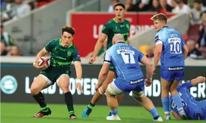  ?? Photograph: David Rogers/Getty Images ?? Henry Arundell jinks away from two Worcester defenders during London Irish’s Premiershi­p Rugby Cup Final defeat on tries scored after extra time.