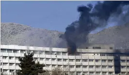  ?? RAHMAT GUL / AP ?? Men try to escape from a balcony of the Interconti­nental Hotel in Kabul, Afghanista­n, on Sunday after gunmen stormed the luxury facility the night before, setting off a gunbattle with security forces that continued into Sunday morning.