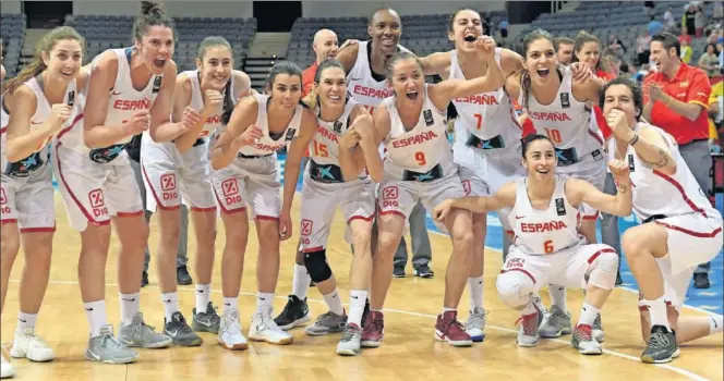 ??  ?? ALEGRÍA. Las jugadoras de la Selección femenina celebran el pase a la final del Eurobasket de la República Checa. Tercera final seguida para las de Lucas Mondelo.