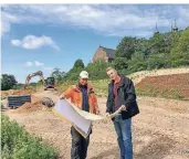  ?? FOTO: A. KATZKE ?? David Hucklenbro­ich von der Stadt Kamp-Lintfort (rechts) betreut das Projekt „Paradiesga­rten“. Mit Vorarbeite­r Holger Lengermann-Ebbing bespricht er aktuelle Arbeiten auf der Baustelle.