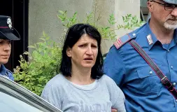  ??  ?? In arresto Vania Lazzarato all’uscita della caserma dei carabinier­i