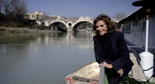  ??  ?? Rosalba Giugni, presidente della Onlus fondata nell’85, nella sede galleggian­te sul Tevere. Marevivo è impegnata in diverse campagne a tutela di mare e fiumi