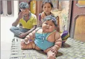  ?? GURPREET SINGH/HT ?? Chahat with her parents Suraj and Reenu at their residence in Mokhampura area of Amritsar.