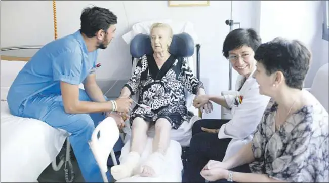  ?? Maya Balanya ?? Una anciana, junto a sus médicos y un familiar, en la unidad de cuidados paliativos del hospital La Laguna de Madrid