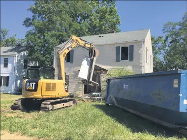  ?? PHOTOS BY RICHARD PAYERCHIN - THE MORNING JOURNAL ?? On July 29, workers from the city of Lorain Public Property Department tore down the duplex at 802-804South Central Ave., Lorain.