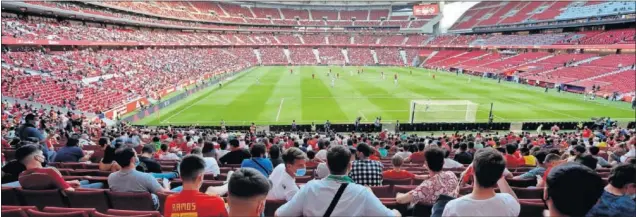  ??  ?? Esta espectacul­ar perspectiv­a del Metropolit­ano refleja lo que hasta hace poco era una quimera: ver un partido de fútbol con afición en la grada (el 25% permitido).