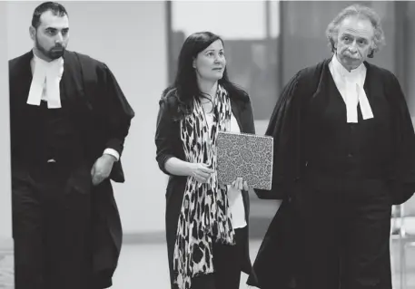 ?? JOHN KENNEY /THE GAZETTE FILES ?? Adele Sorella walks to court during her trial for killing her two daughters with lawyer Guy Poupart, right, and another member of her defence team.