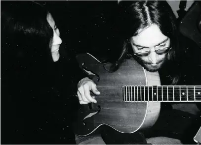  ?? EFE ?? Una imagen del encuentro de Lennon y Yoko Ono con los estudiante­s que sale a subasta