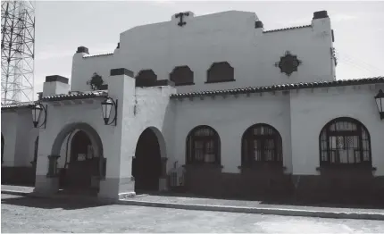  ??  ?? Este 2018 la estación del ferrocarri­l en Tampico cumple 128 años de haber sido inaugurada, en su momento fue símbolo del poderío económico del puerto que estuvo a la altura de las capitales mundiales del comercio. / Paulo Monsiváis Aguilar