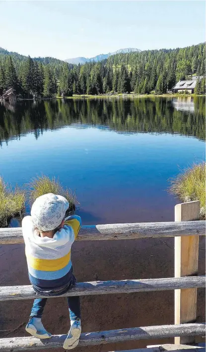  ??  ?? Der Prebersee bietet Kathi Angermann zu jeder Jahreszeit etwas. Mit im Bild ihr Sohn Simon.