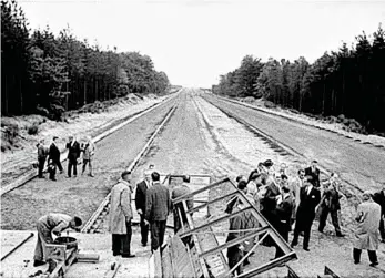  ??  ?? À gauche Les essais à 240 km/h se sont déroulés sur une section d’autoroute belge, dont une partie était encore en chantier !