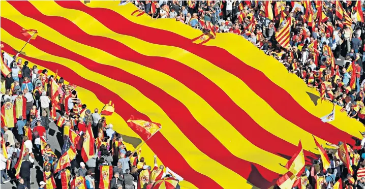  ??  ?? Hundreds of thousands of protesters backing union with Spain took to the streets of Barcelona yesterday to denounce Catalan independen­ce. An opinion poll suggests the pro-independen­ce parties will lose their slender parliament­ary majority in December’s...
