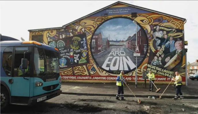  ?? © ap ?? ‘Welkom in Ardoyne’ staat in het Iers op deze muurschild­ering in Belfast. Maar 0,2 procent van de bevolking gebruikt dat als hoofdtaal.