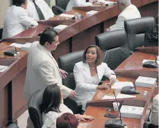  ??  ?? » De León siguió la línea del Ejecutivo, al votar por Ábrego.