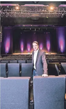  ?? RP-FOTO: ANNE ORTHEN ?? Henning Pillekamp, Theaterlei­ter des Capitol-Theaters, steht im großen Saal, der gut 1000 Plätze hat.