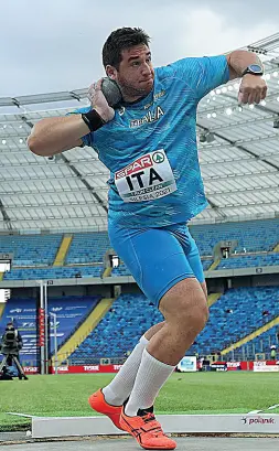  ??  ?? Delusione Sopra Leonardo Fabbri, atleta fiorentino, che non è riuscito a raggiunger­e la finale nel getto del peso. In alto a destra Rachele Bruni, 10 chilometri di fondo, ed Emmanuel Ihemeje, salto triplo