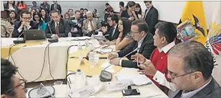 ?? RENÉ FRAGA / EXPRESO ?? Comparecen­cia. Pablo Calle, director ejecutivo de la ANT (sentado, a la izquierda), estuvo en la Asamblea, ayer.