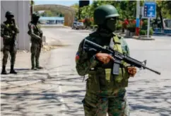  ?? ODELYN JOSEPH / AP / NTB ?? Soldater utenfor inngangen til den internasjo­nale flyplassen ved Port-au-Prince.