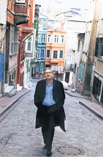  ?? FOTO: LAIF ?? Der Schriftste­ller Orhan Pamuk in den Gassen seiner Heimatstad­t Istanbul.